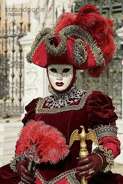 Kostümierte Frau  traditionelle venezianische Maske  Karneval in Venedig  Venetien  Italien  Europa