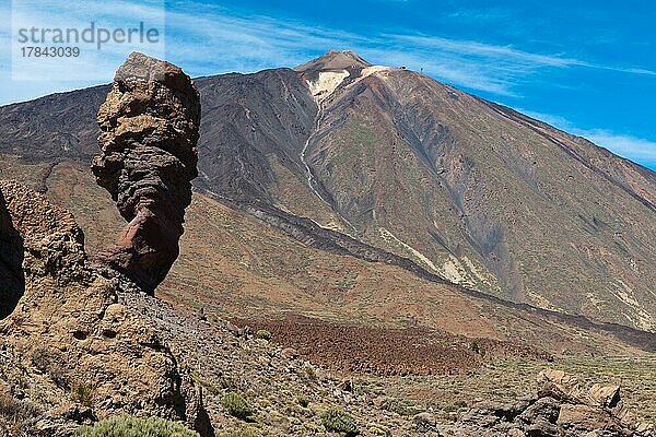 Blick auf Flanke und Gipfel von Vulkan Teide höchster Berg von Spanien  links im Vordergrund Lavaformation Teufelsfinger  Teneriffa  Kanarische Inseln  Spanien  Europa
