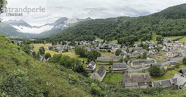 Okzitanien  Louron-Tal  Dorf Génos  Frankreich  Europa