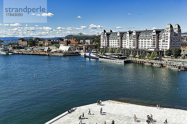 Blick von oben auf Oslofjord und Anleger mit Hafenlagerhaus  Vorplatz der Oper  Stadtteil Bjørvika  Bjorvika  Oslo  Norwegen  Europa