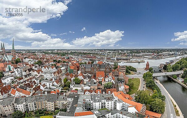 Drohnenaufnahme  Drohnenfoto  Panorama Foto  historisches Stadtzentrum von Lübeck mit Blick auf die Burg mit dem Burgtor  europäisches Hansemuseum  die Trave und den Hafen  Lübeck  Schleswig-Holstein  Deutschland  Europa
