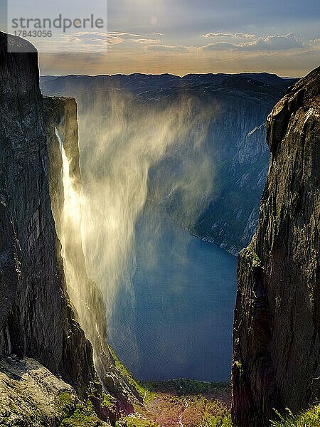 Wasserfall stürtzt über die Felsen des Kjerag in den Lysefjord und wird vom Wind verweht  Lyseboten  Rogaland  Norwegen  Europa