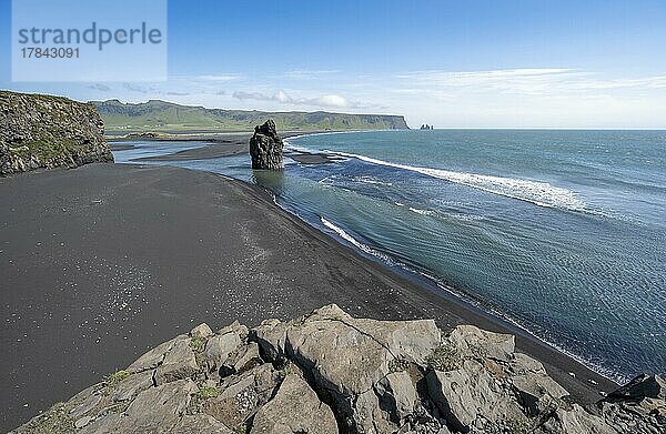 Felsen im Meer  Blick über den Reynisfjara Strand  Schwarzer Sandstrand  Dyrhólaey  Südisland  Island  Europa