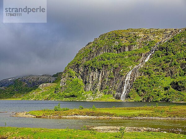 Wasserfall stürtzt über steile Felsen in den Hunnevatn  Hunnedalen  Agder  Norwegen  Europa