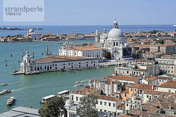 Basilica di Santa Maria della Salute  Ausblick vom Glockenturm Campanile di San Marco  Stadtansicht von Venedig  Venetien  Italien  Europa