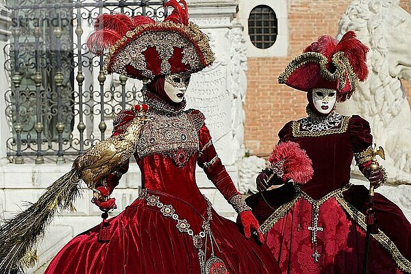 Kostümierte Frauen  traditionelle venezianische Masken  Karneval in Venedig  Venetien  Italien  Europa
