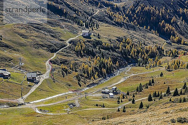 Kirchsteiger und Meraner Hütte in herbstlicher Landschaft  Ski- und Wandergebiet Meran 2000  nahe Meran  Südtirol  Italien  Europa