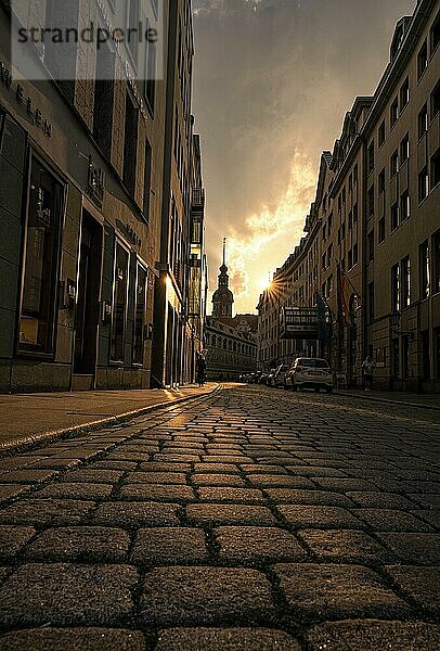 Abendlicht in den gepflasterten Straßen von Dresden  Deutschland  Europa