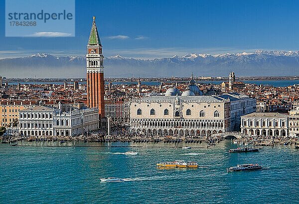 Wasserfront an der Lagune mit Piazzetta  Campanile und Dogenpalast vor der Alpenkette  Venedig  Venetien  Adria  Norditalien  Italien  Europa