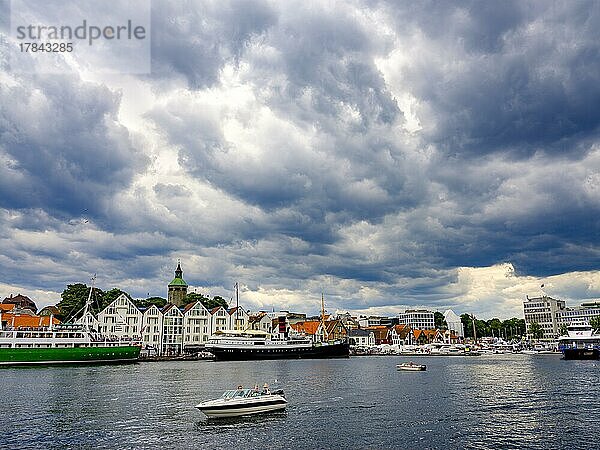 Hafen von Stavanger bei bewölkten Himmel  Rogaland  Norwegen  Europa