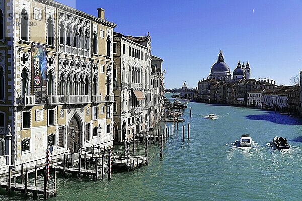 Kanal Grande  im Hintergrund Kirche Santa Maria della Salute  Venezia  Venedig  Italien  Europa