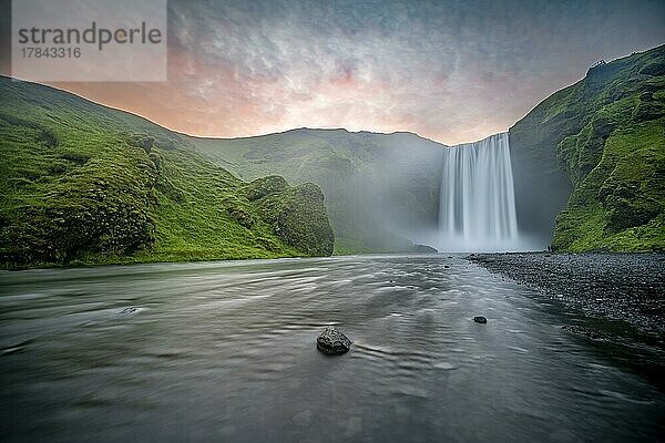 Langzeitbelichtung  Fluss Skógá  Wasserfall Skógafoss  stimmungsvoller Sonnenuntergang  Südisland  Island  Europa