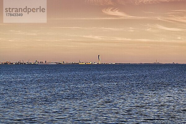 Blick über den Öresund auf die Skyline von Malmö  Hochhaus Turning Torso am Horizont  Sonnenuntergang  Lommabukten  Lommabucht  Schonen  Schweden  Europa