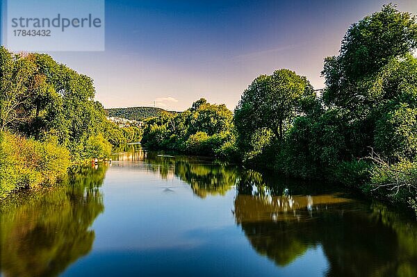 Langzeitbelichtung im Sommer von dem Fluss Saale mit Blick auf die Kernberge und Jena-Ost bei wolkenlosem Himmel  Jena  Thüringen  Deutschland  Europa