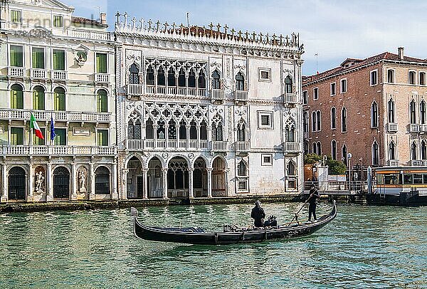Gondel vor dem Palazzo Ca dOro auf dem Canale Grande  Venedig  Venetien  Adria  Norditalien  Italien  Europa