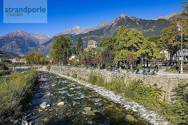 Der Fluss Passer fließt entlang am Kurpark und Kurhaus von Meran  dahinter die Mutspitze und Berge der Texelgruppe  Meran  Südtirol  Italien  Europa