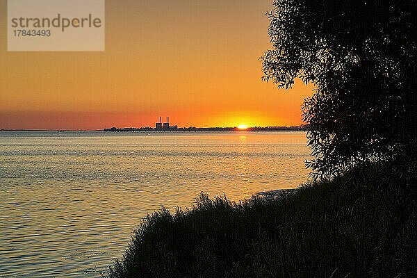 Sonnenuntergang an der Lommabucht  Schornsteine des stillgelegten Kernkraftwerk Barsebäck am Horizont  Lommabukten  Öresund  Schonen  Schweden  Europa