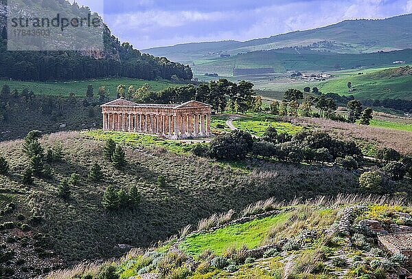 Frühlingslandschaft mit dem Tempel von Segesta  Calatafimi  Nordwesten  Sizilien  Italien  Europa