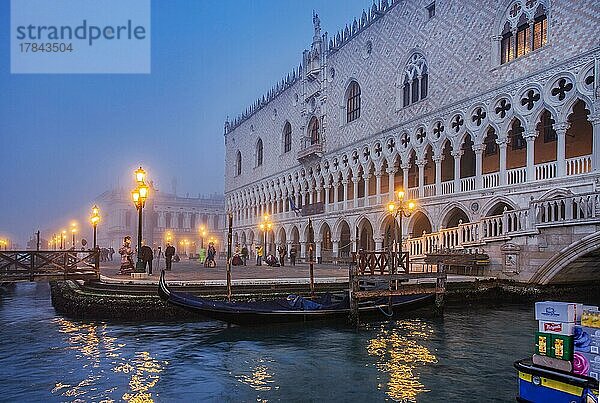 Wasserfront mit Gondel und Dogenpalast bei Morgendämmerung mit Nebel  Venedig  Venetien  Adria  Norditalien  Italien  Europa