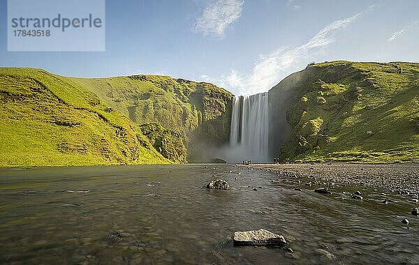 Langzeitbelichtung  Fluss Skógá  Wasserfall Skógafoss  stimmungsvolles Morgenlicht  Südisland  Island  Europa