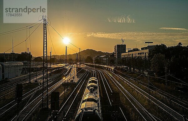 Bahnhof mit Zug von oben zum Sonnenuntergang in Pforzheim  Deutschland  Europa