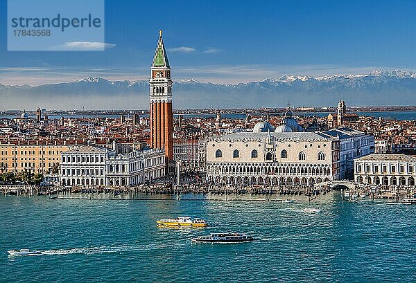 Wasserfront an der Lagune mit Piazzetta  Campanile und Dogenpalast vor der Alpenkette  Venedig  Venetien  Adria  Norditalien  Italien  Europa