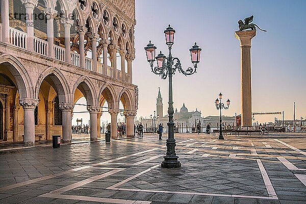 Piazzetta mit Dogenpalast und Markussäule vor der Insel San Giorgio  Venedig  Venetien  Adria  Norditalien  Italien  Europa
