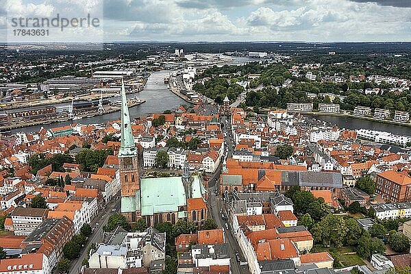 Drohnenaufnahme  Drohnenfoto  historisches Stadtzentrum von Lübeck mit Blick auf die gotische St. Jacobi Kirche  die Burg mit dem Burgtor  die Trave und den Hafen  Lübeck  Schleswig-Holstein  Deutschland  Europa