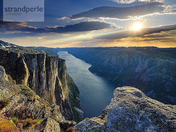 Felswand des Kjerag über dem Lysefjord im Abendlicht  Lyseboten  Rogaland  Norwegen  Europa