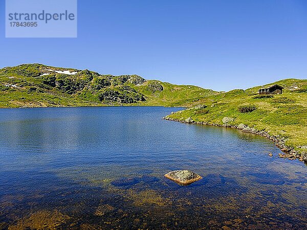 Kleine Holzhütte an einem Bergsee auf der Sirdalsheiane  Sirdalshöhe  Agder  Norwegen  Europa