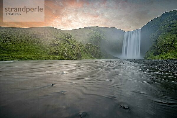 Langzeitbelichtung  Fluss Skógá  Wasserfall Skógafoss  stimmungsvoller Sonnenuntergang  Südisland  Island  Europa