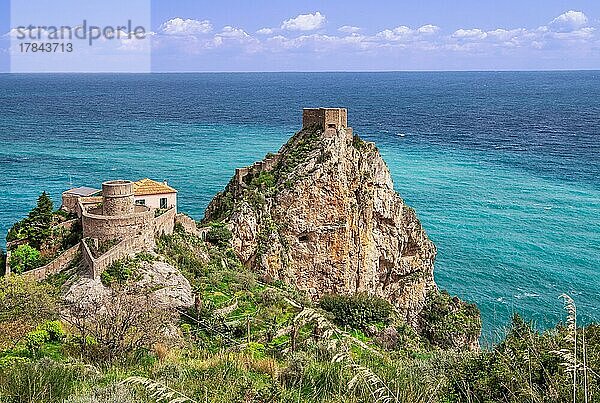 Castello di Sant Alessio Siculo über dem Meer  Forza d Agro  Ostküste  Sizilien  Italien  Europa