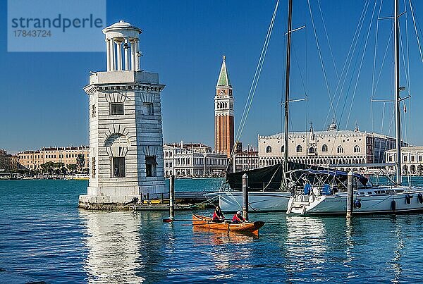 Segelbootmarina auf der Insel San Giorgio mit Campanile und Dogenpalast  Venedig  Venetien  Adria  Norditalien  Italien  Europa