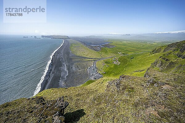 Blick über den Reynisfjara Strand  Schwarzer Sandstrand  Vik  Südisland  Island  Europa