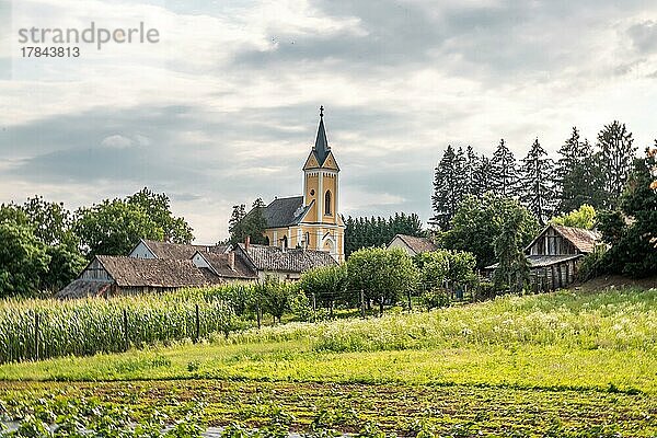 Felder und Dorfpanorama mit Kirche in einer Landschaft  Somogyvámos  Balaton  Ungarn  Europa