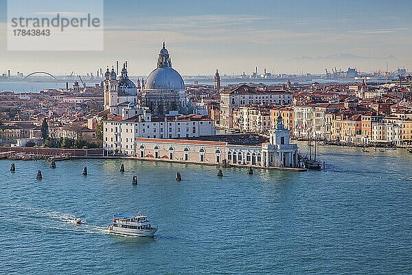 Wasserfront mit der Kirche Santa Maria della Salute  Venedig  Venetien  Adria  Norditalien  Italien  Europa