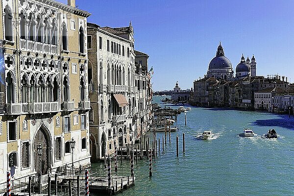Kanal Grande  im Hintergrund Kirche Santa Maria della Salute  Venezia  Venedig  Italien  Europa