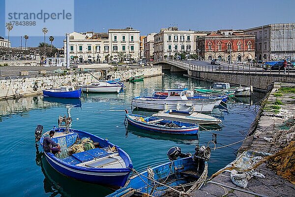 Fischerhafen mit Booten vor der Altstadt  Syrakus  Ostküste  Sizilien  Italien  Europa