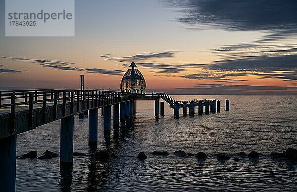 Seebrücke Sellin im Sonnenaufgang auf der Insel Rügen  Deutschland  Europa