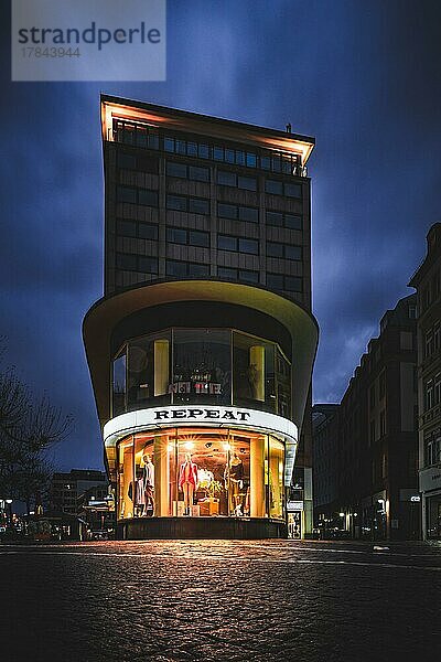 Gebäude  Geschäft  am Abend und beleuchtet  Frankfurt  Hessen  Deutschland  Europa