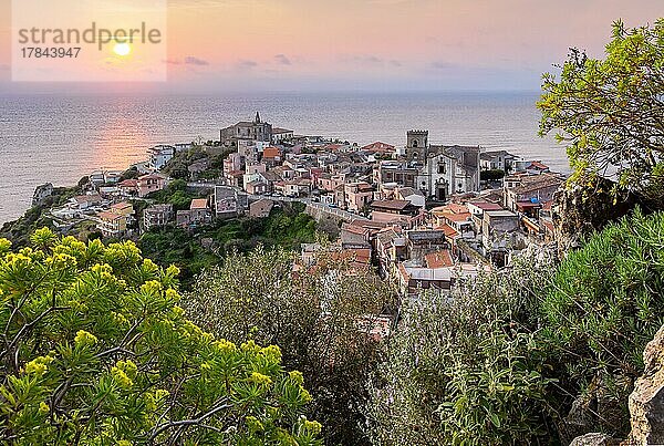 Panorama des Ortes über dem Meer bei Sonnenaufgang  Forza d Agro  Ostküste  Sizilien  Italien  Europa