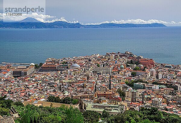 Panorama vom Stadtzentrum am Meer gegen die Halbinsel von Sorrent  Neapel  Golf von Neapel  Kampanien  Süditalien  Italien  Europa