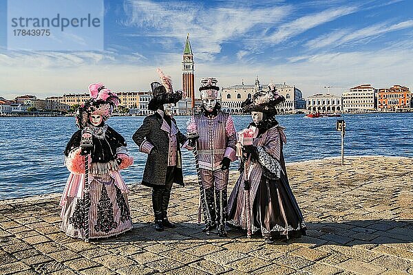 Karnevalsmasken vor dem Panorama der Stadt mit Campanile und Dogenpalast  Venedig  Venetien  Adria  Norditalien  Italien  Europa