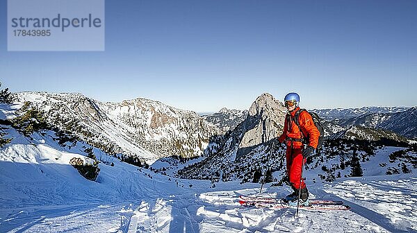 Skitourengeher  Berggipfel der Ruchenköpfe  Blick ins Großtiefental  im Winter  Mangfallgebirge  Bayern  Deutschland  Europa