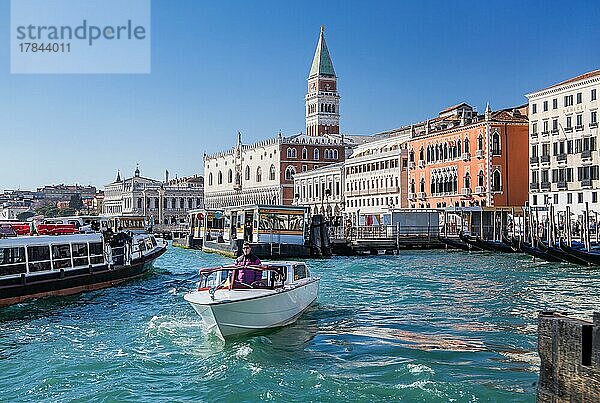 Wassertaxi vor der Wasserfront mit Dogenpalast  Campanile und Hotel Danieli  Venedig  Venetien  Adria  Norditalien  Italien  Europa