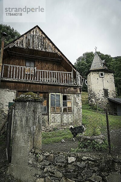 Okzitanien  Louron-Tal  Dorf Vielle-Louron  traditionelle Scheune  Frankreich  Europa