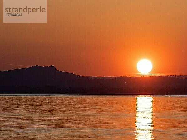 Sonnenuntergang an der Reichenau  Bodensee  Baden-Württemberg  Deutschland  Europa