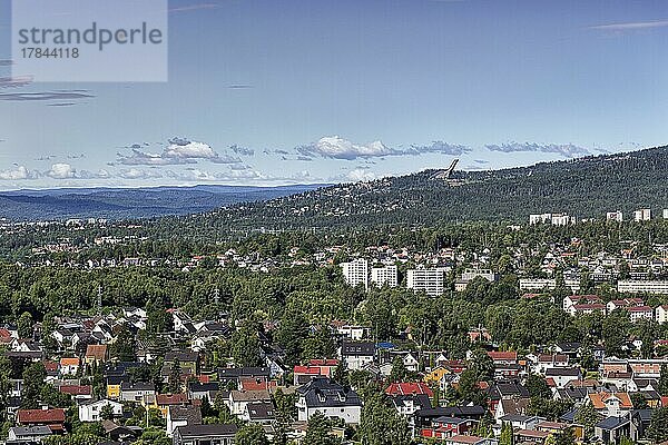 Aussicht vom Grefsenkollen auf Häuser und Waldgebiete  Blick auf die Stadt und den Berg Holmenkollen mit Skischanze  Oslo  Norwegen  Europa