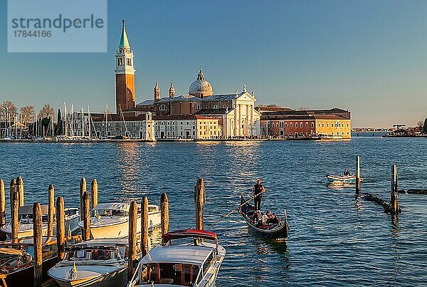 Gondel an der Wasserfont mit der Insel San Giorgio  Venedig  Venetien  Adria  Norditalien  Italien  Europa