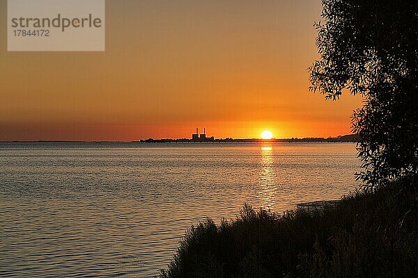 Sonnenuntergang an der Lommabucht  Schornsteine des stillgelegten Kernkraftwerk Barsebäck am Horizont  Lommabukten  Öresund  Schonen  Schweden  Europa